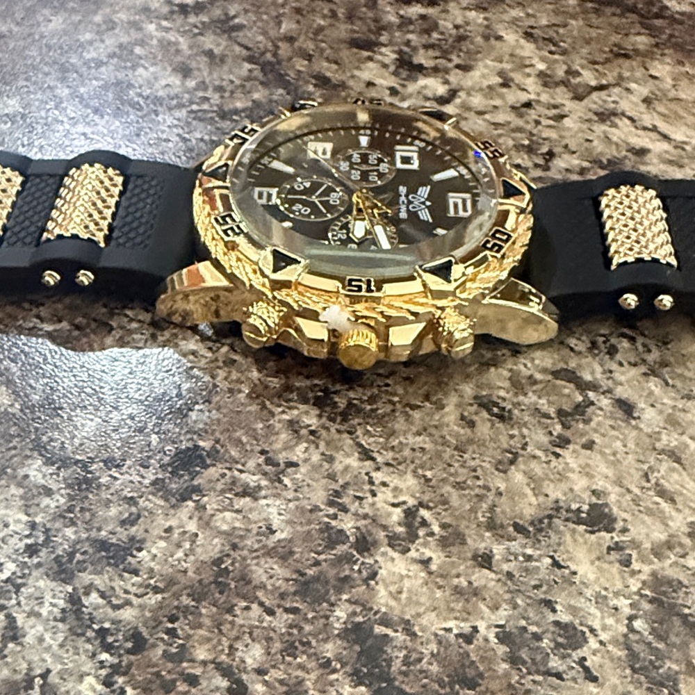 #84 Zhowe Men’s Quartz Watch Featuring a Gold Tone Alloy Case and Black Dial - Picture 4 of 6